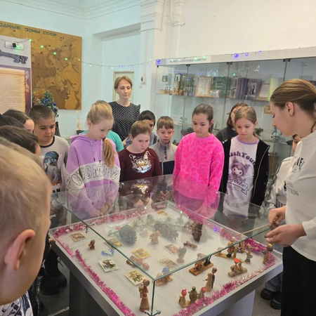 ​Юные исследователи истории новогодней игрушки посетили музей АЛХТ