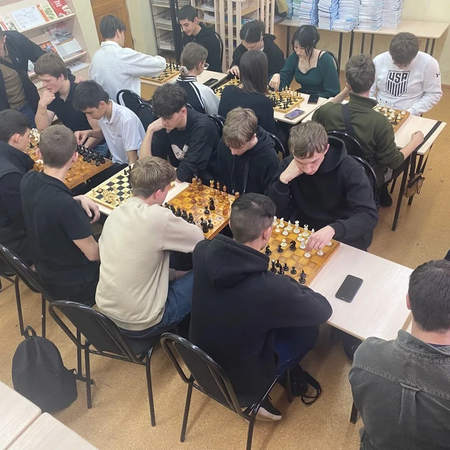 Интенсивные дебаты и яркие победы на турнире по шахматам и шашкам в ГБПОУ КК «АЛХТ»