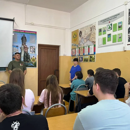 Встреча с героем: ветеран Алексей Ухин напомнил студентам о значении исторической памяти