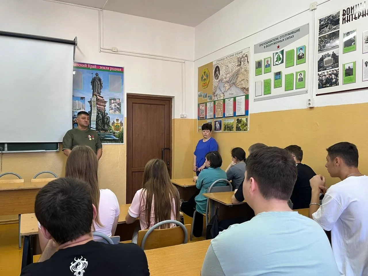 Встреча с героем: ветеран Алексей Ухин напомнил студентам о значении исторической памяти