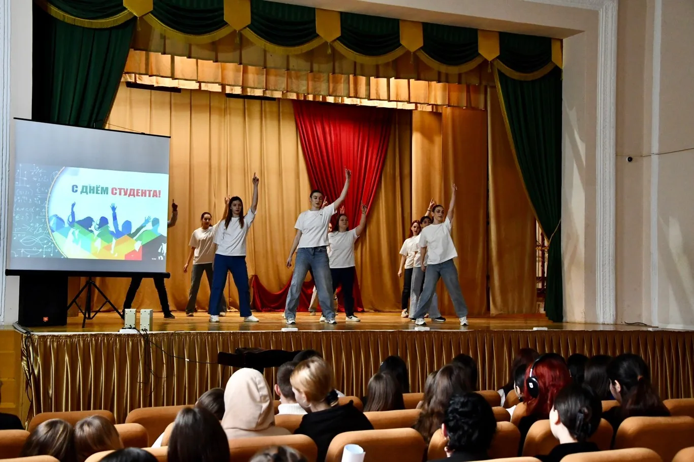 Праздничный концерт в честь Дня российского студенчества в Апшеронском лесхоз-техникуме
