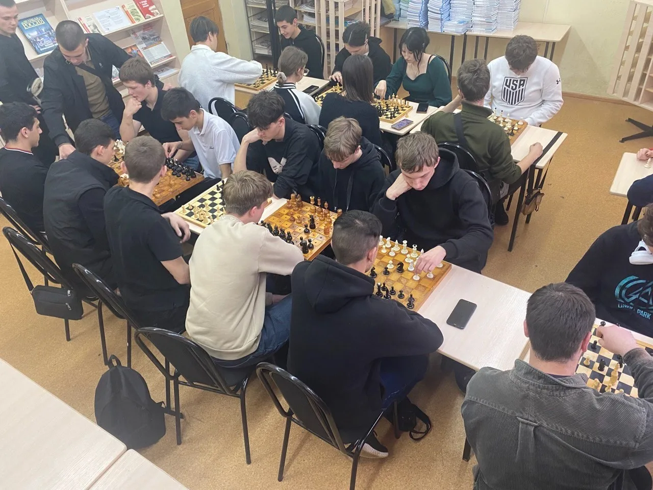 Интенсивные дебаты и яркие победы на турнире по шахматам и шашкам в ГБПОУ КК «АЛХТ»